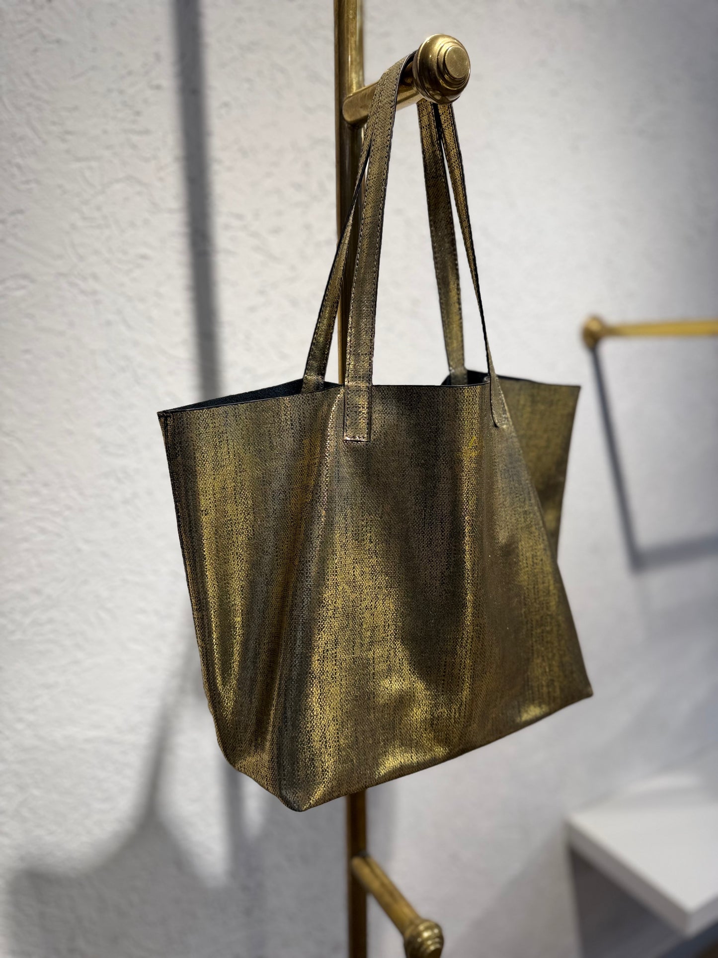 SHOPPING BAG MEDIANO CUERO NEGRO CUADROS ORO